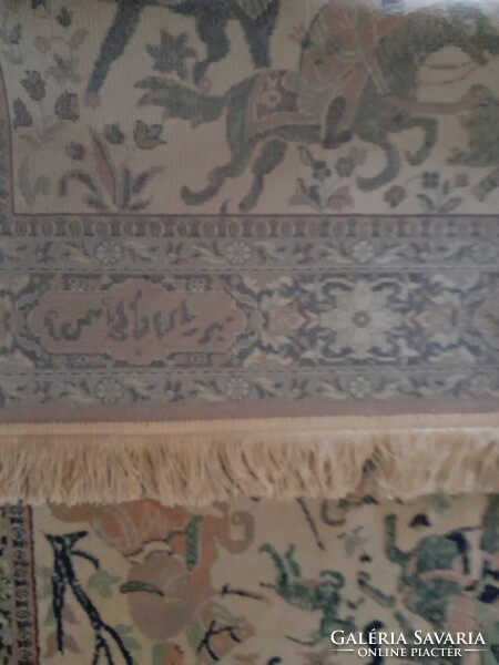 Nagyon szép Isfahan vadászjelenetes szőnyeg.