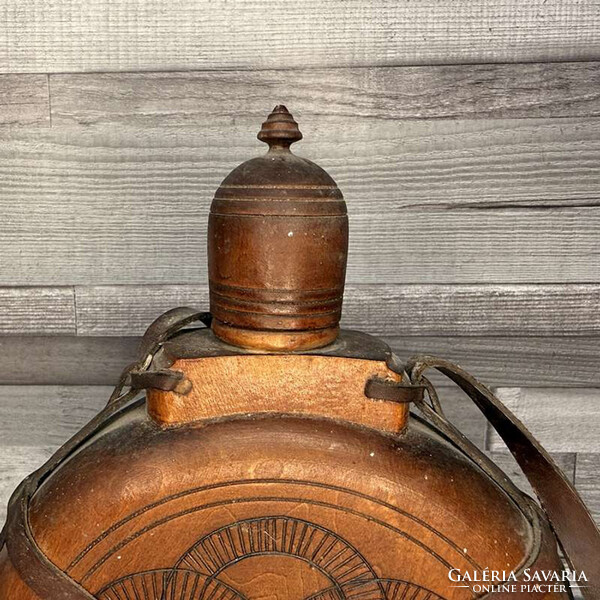 Régi faragott, fa kulacs/ butykos bőr szíjjal