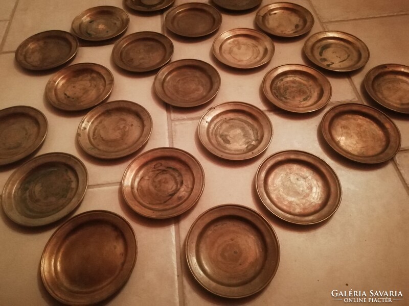 Kis méretű réz tálkák, pohár alátétek, 23db