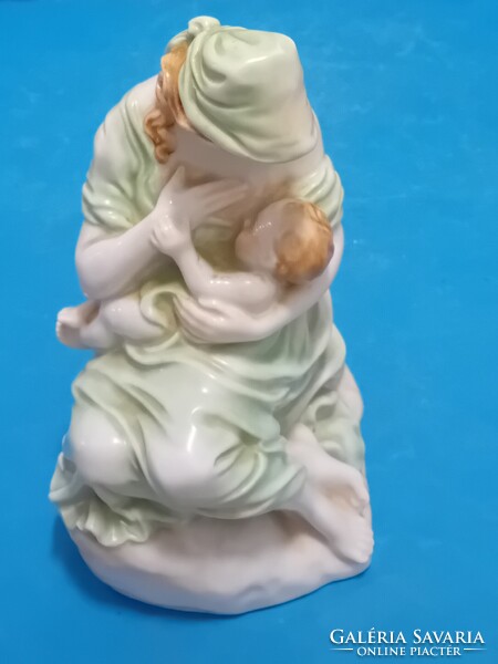 Herendi anyaság , szoptató nő