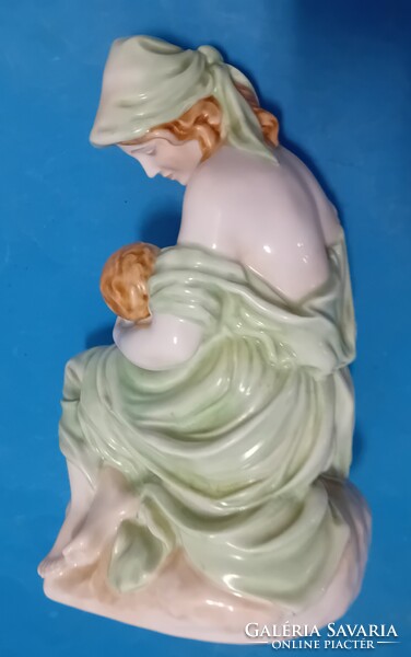 Herendi anyaság , szoptató nő