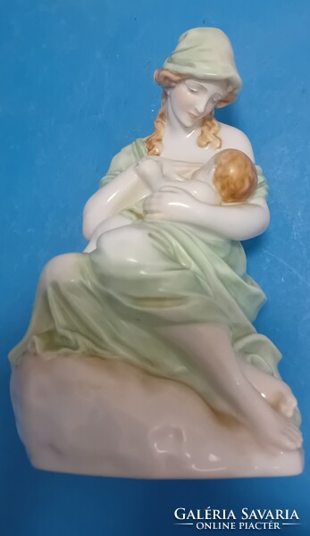 Herendi anyaság , szoptató nő