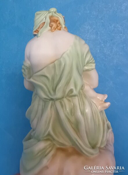 Herendi anyaság , szoptató nő