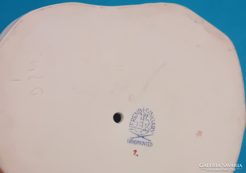 Herendi anyaság , szoptató nő