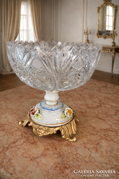 Kristály kínáló porcelánnal