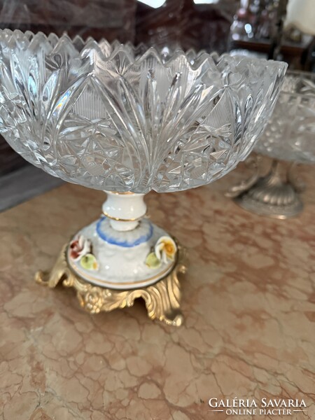 Kristály kínáló porcelánnal