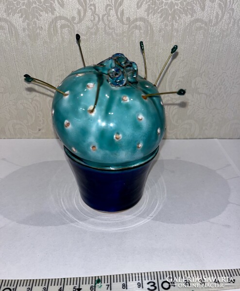 Morvay Zsuzsa - Tűpárna Kisplasztika