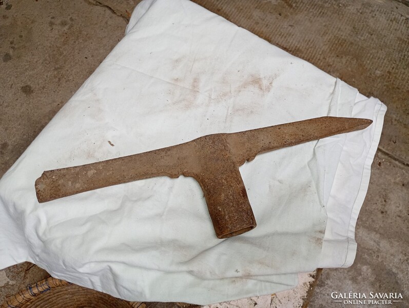 Csákányfej vagy keresztfejsze.