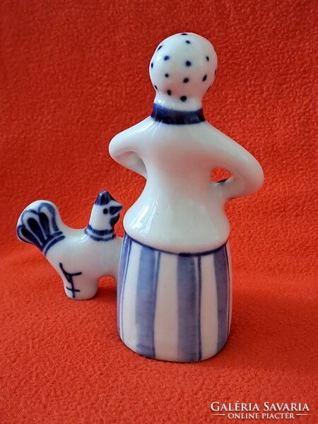Vintage szovjet/orosz Gzselj / Gzhel tyúkot etető nő porcelán figura