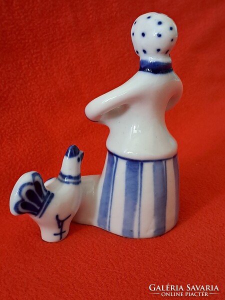 Vintage szovjet/orosz Gzselj / Gzhel tyúkot etető nő porcelán figura