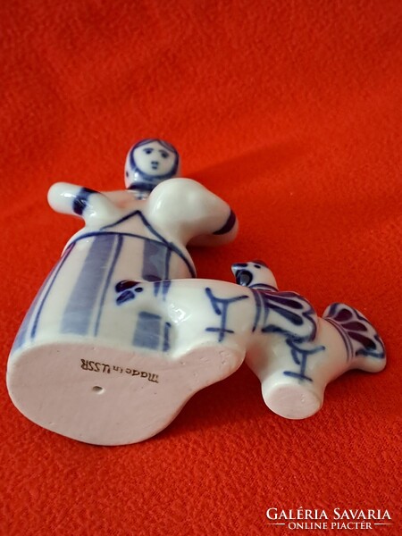 Vintage szovjet/orosz Gzselj / Gzhel tyúkot etető nő porcelán figura