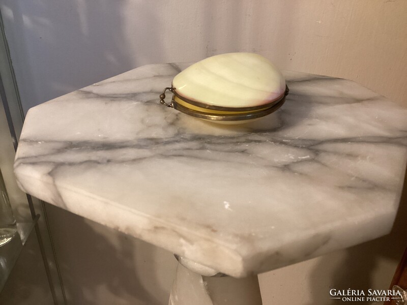 Antik, kagylóból készült ékszeres vagy pipere dobozka, szelence .