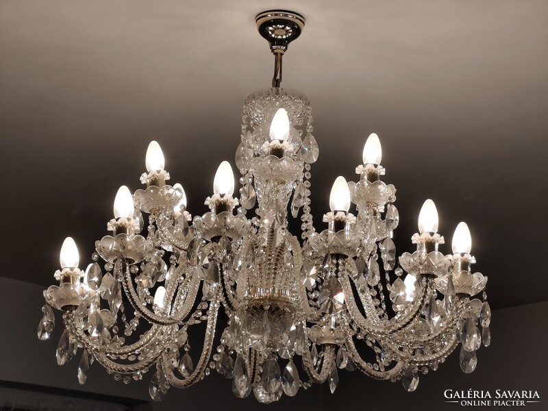 Csillár eladó a klasszikus stílus kedvelőinek. Csak olyan licitáljon, aki el is fog jönni érte.