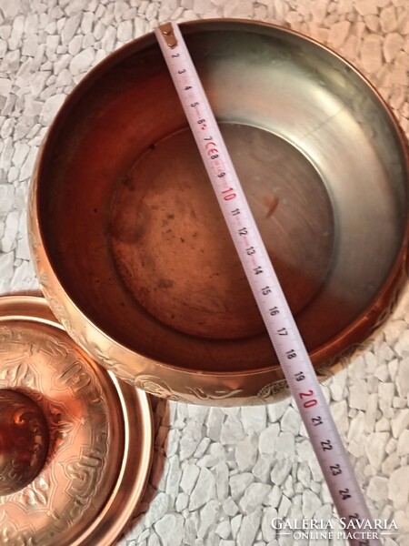 Díszes, kézzel vésett rézedény