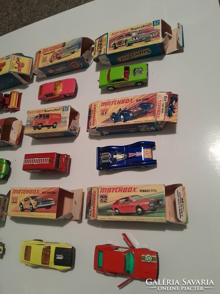 21 darab régi eredeti modellautó