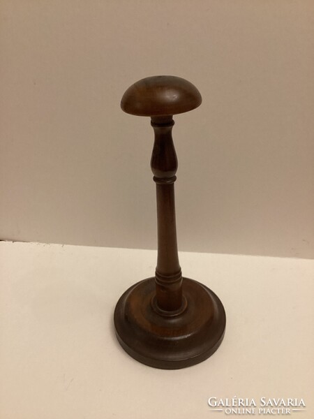 Fa , kalap , parókatartó .