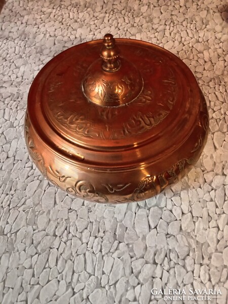 Díszes, kézzel vésett rézedény