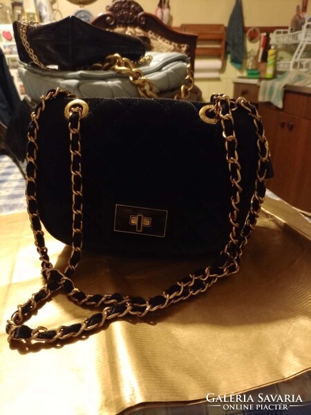 Bársony anyagbòl készült táska.