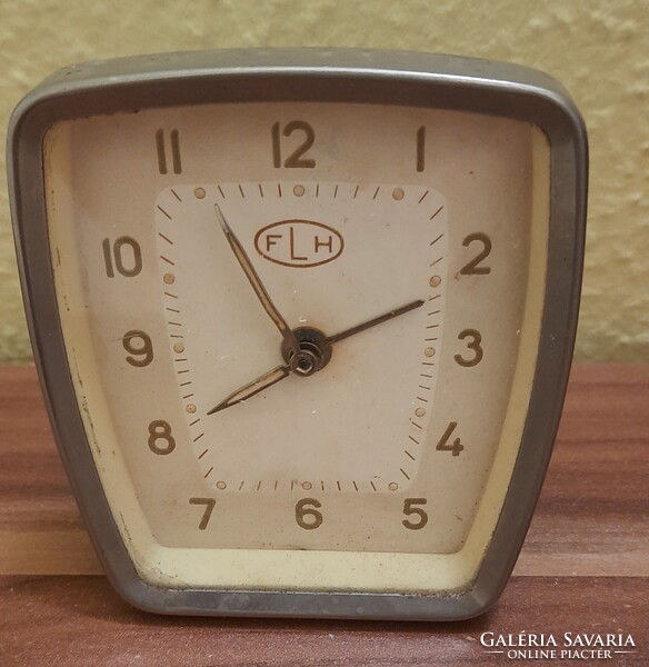 FLH márkájú, mechanikus asztali ébresztőóra