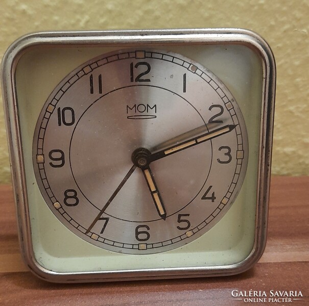 MOM asztali ébresztőóra