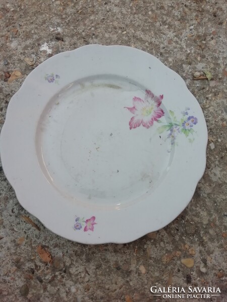 Régi porcelán Zsolnay tányér képeken látható állapotban.Akció Aukció több száz termék vegye vigye