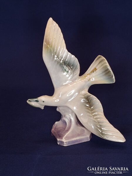 Lüsztermázas porcelán SIRÁLY nipp szájában hallal