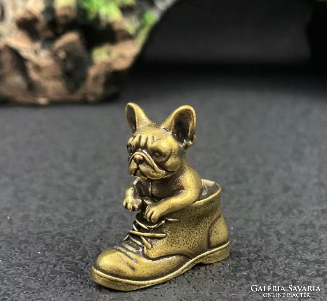 Kutya a cipőben, tömör réz figura