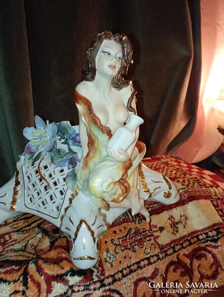 Porcelán figurális dísz 30cm X 27 cm  restaurálásra szorul ritka darab