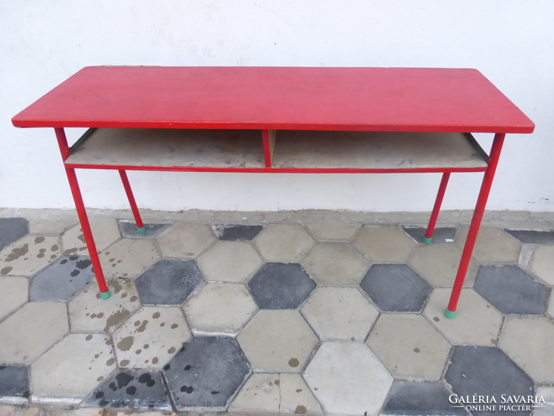 Retró iskolapad gyönyörűen felújjítva