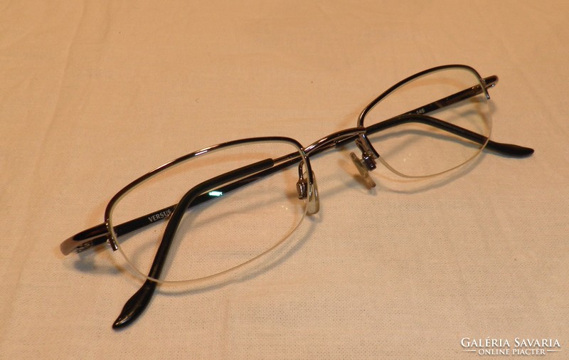 VERSUS szemüveg.