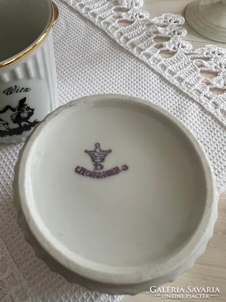 Árnyképes bordázott porcelán bögre, barokk stílusú, csehszlovák 2db együtt