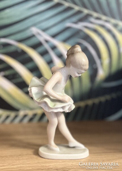 Hollóházi porcelán balerina figura.