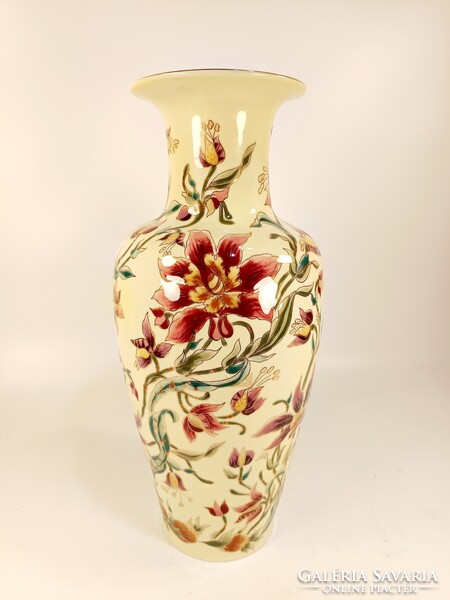 ZSOLNAY NAGY  VIRÁGOS PORCELÁN VÁZA, FESTŐI ALÁÍRÁS (JR010)