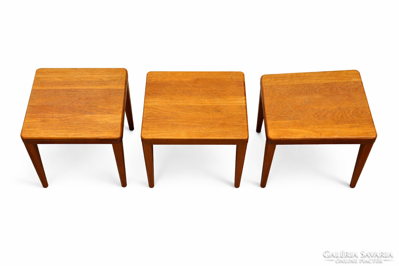 Dán Dyrlund modern tömör teak egymásba tolható asztalkészlet, 1960-as évek