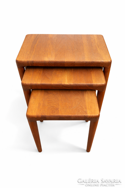 Dán Dyrlund modern tömör teak egymásba tolható asztalkészlet, 1960-as évek