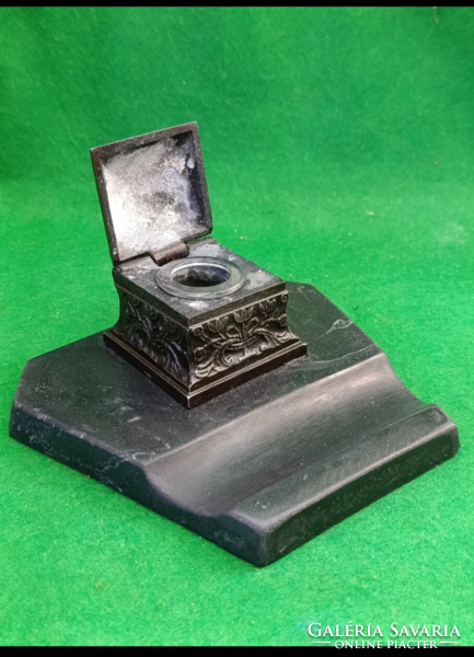 Neobarokk gránit talpas ,öntött spiáter tintatartó eredeti üvegével 19 sz vége