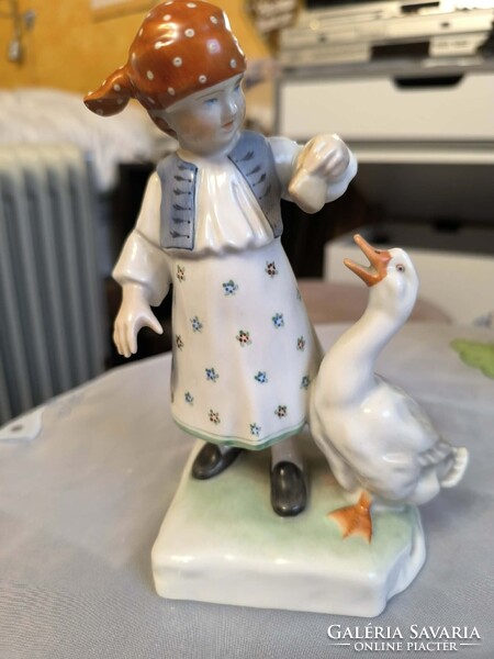 Herendi libát etető kislány szobor figura