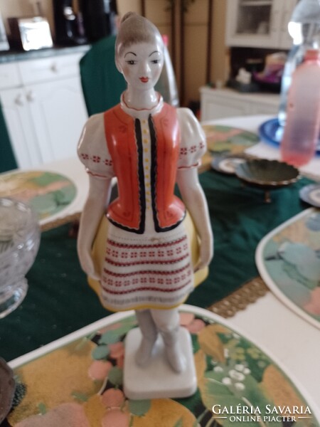 Antik Hollóházi  népviseletes ruhás lány