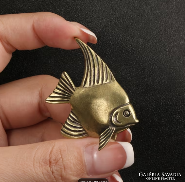 Tömör, öntött réz vitorláshal figura