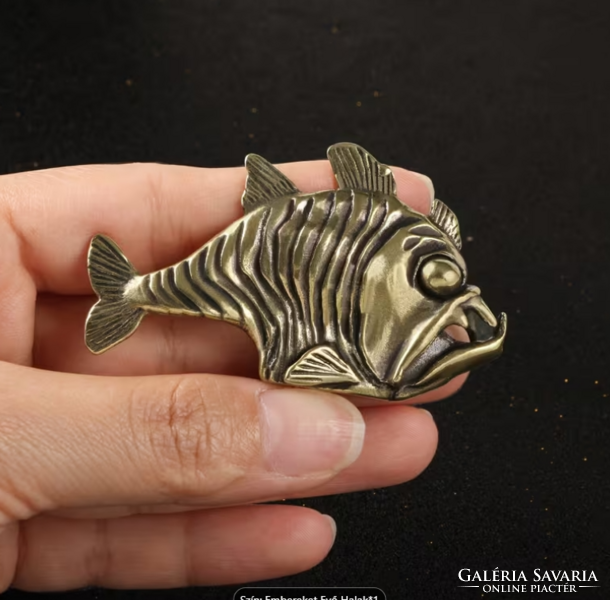 Öntött, tömör réz piranha hal figura