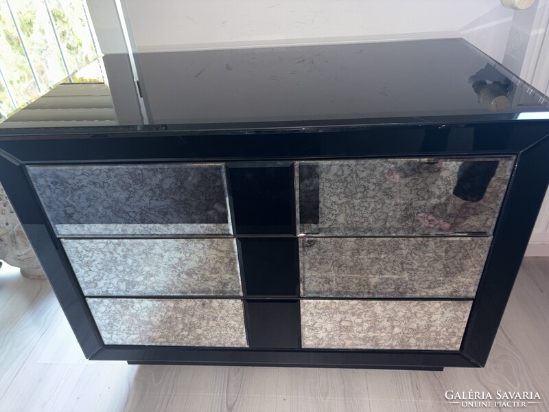 Mid Century Modern Chest of Drawera