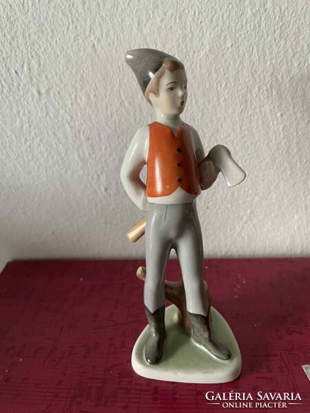 Kőbányai Porcelángyár favágó legény figura!