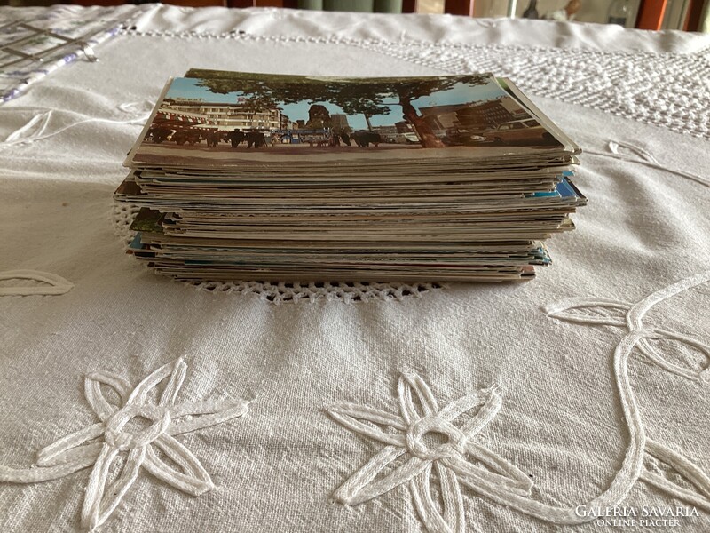 Több mint 170 darab képeslap .