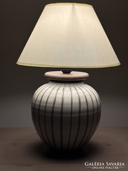 Egyedi vázából készült asztali lámpa