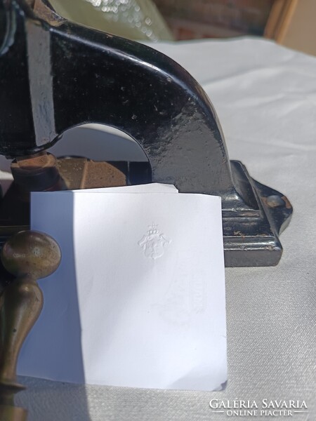 Pecsétnyomók és nemesi száraz bélyegző eladó.