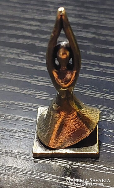 Jógázó nő szoknyában öntött réz figura