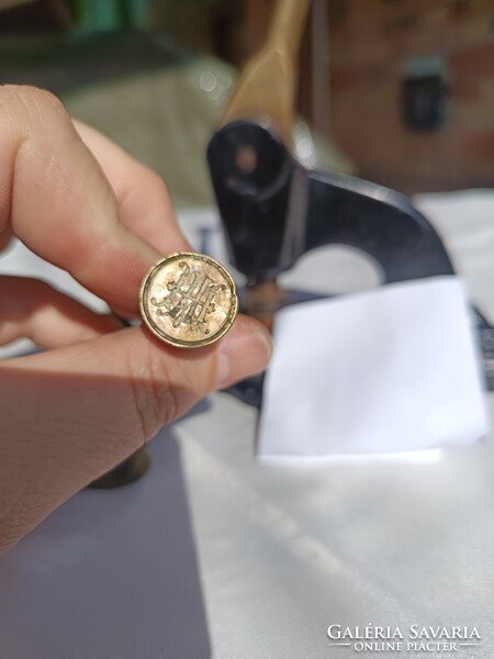 Pecsétnyomók és nemesi száraz bélyegző eladó.