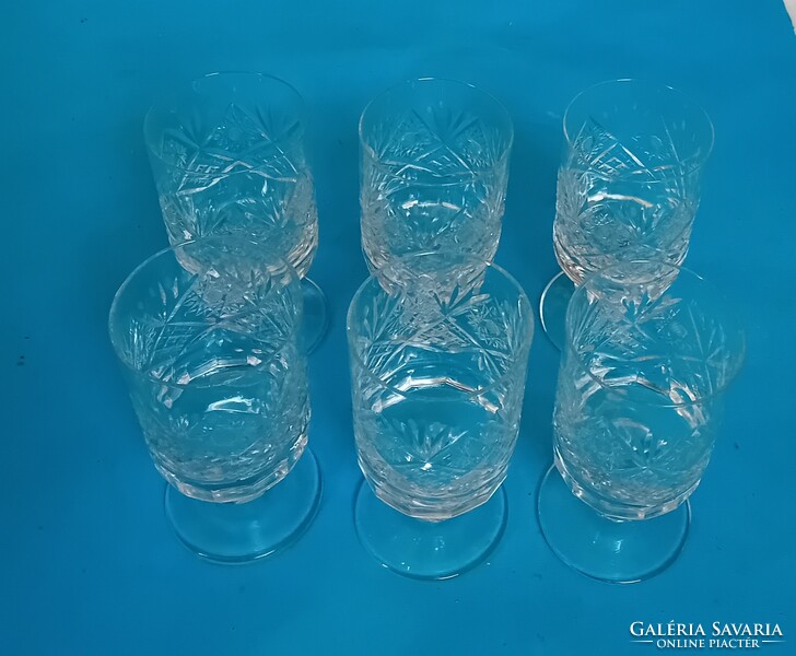 6 db kristály üvegpohár . Mag.: 11,8 cm.  (az egyiken pici csorbulás )
