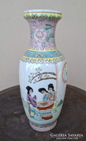 1 ft-ról! Kézzel festett kínai váza!  26cm magas,  képeken látható állapotban! Talpán jelzett!