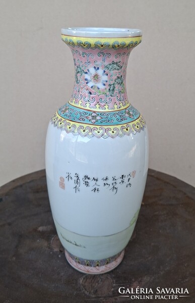 1 ft-ról! Kézzel festett kínai váza!  26cm magas,  képeken látható állapotban! Talpán jelzett!